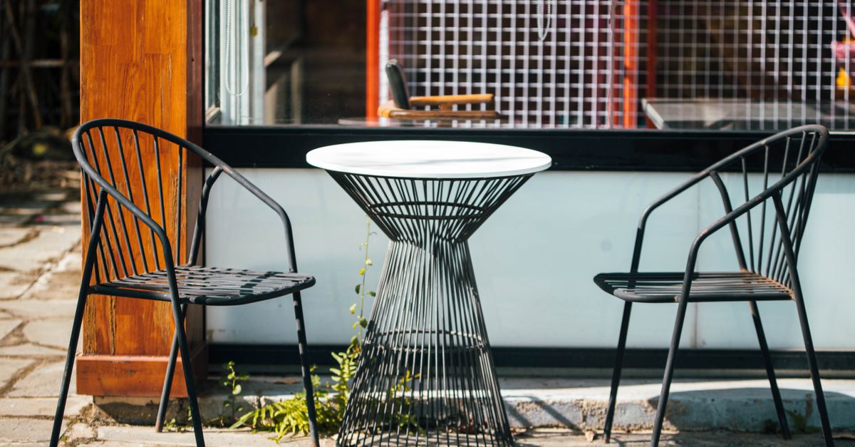 chaise de salle à manger en métal noir alliant design industriel et élégance contemporaine, parfaite pour un intérieur moderne et sophistiqué.