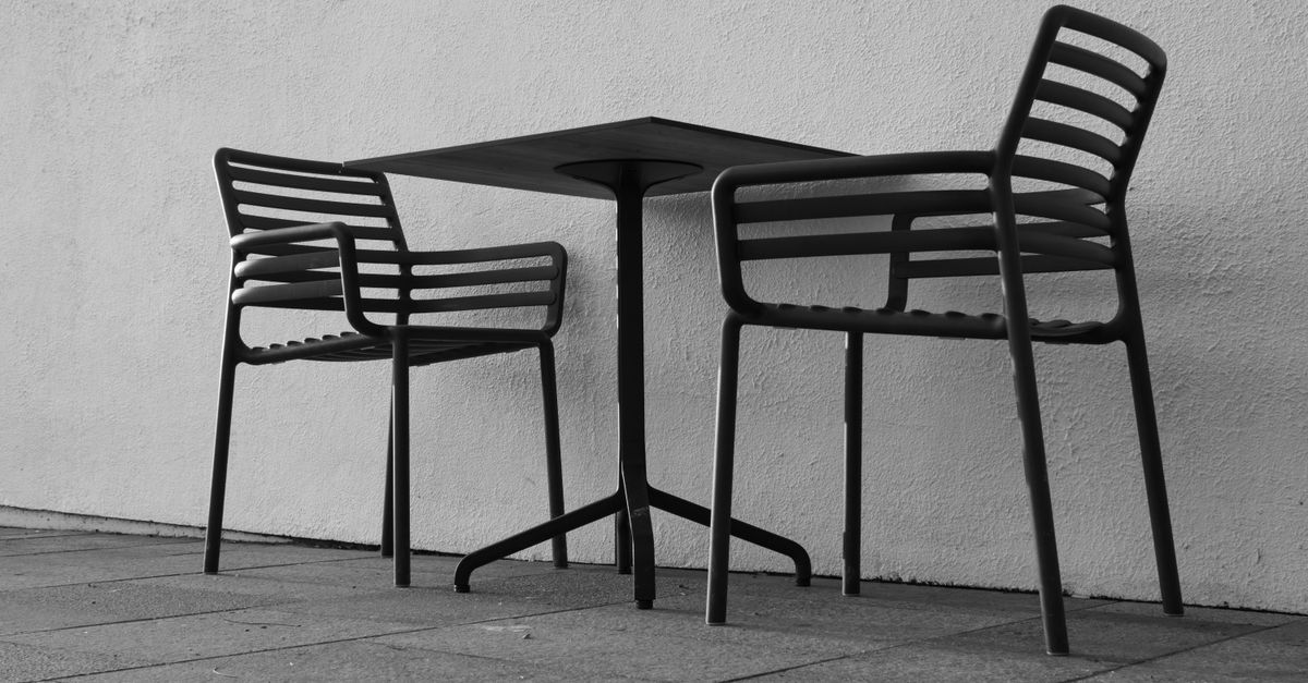 chaise en métal au design épuré et moderne, facile à nettoyer et résistante pour un usage quotidien.