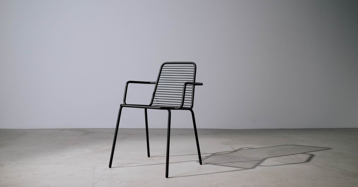 chaise en métal au design épuré et moderne, idéale pour un intérieur minimaliste et facile à entretenir.