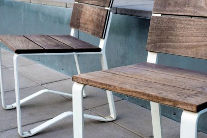 chaise en métal au design épuré, alliant robustesse et style moderne pour une décoration intérieure ou extérieure réussie.