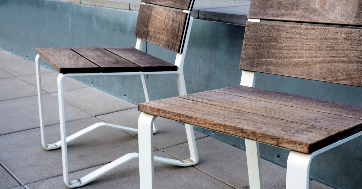 chaise en métal au design épuré, alliant robustesse et style moderne pour une décoration intérieure ou extérieure réussie.