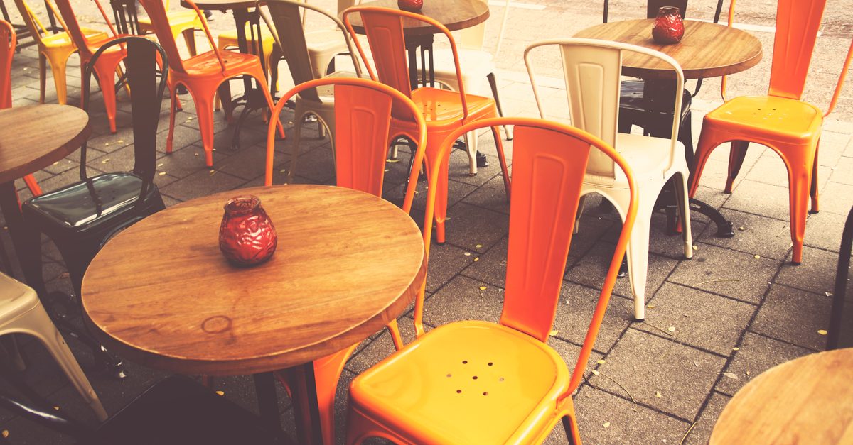 découvrez notre collection de chaises en métal élégantes et de tables en bois authentiques, parfaites pour un décor moderne et industriel.