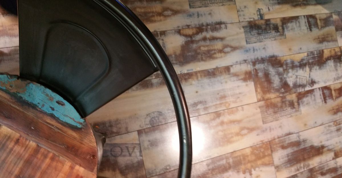 découvrez nos chaises en métal élégantes et notre table en bois authentique pour une décoration intérieure alliant modernité et naturel.
