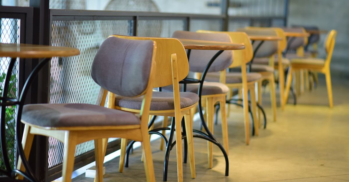 découvrez notre collection de chaises en métal et tables en bois, parfaites pour un décor alliant robustesse et charme naturel.