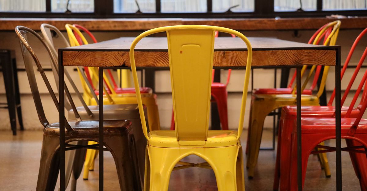 découvrez notre collection de chaises en métal et de tables en bois, alliant style industriel et charme naturel pour décorer votre intérieur avec élégance.