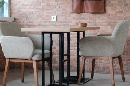 chaise industrielle alliant robustesse et design épuré, idéale pour un intérieur moderne et authentique.
