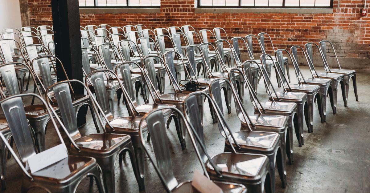 découvrez notre sélection de chaises en métal alliant design moderne et robustesse pour un mobilier durable et élégant.