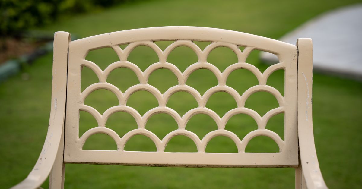 chaise de jardin en métal : robuste, élégante et durable, parfaite pour embellir et meubler votre espace extérieur avec style.