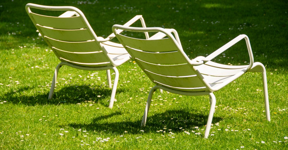 découvrez notre chaise de jardin en métal alliant robustesse et design élégant, parfaite pour vos moments de détente en plein air.