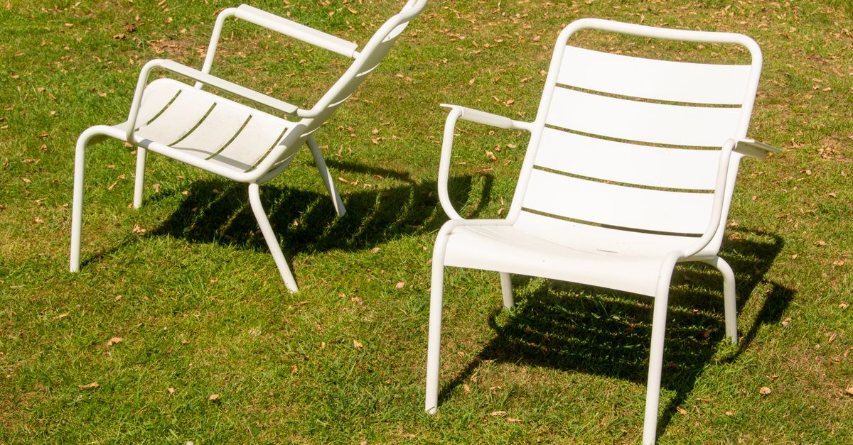 découvrez notre chaise de jardin en métal, alliant robustesse et design élégant pour votre espace extérieur. confort et durabilité assurés.