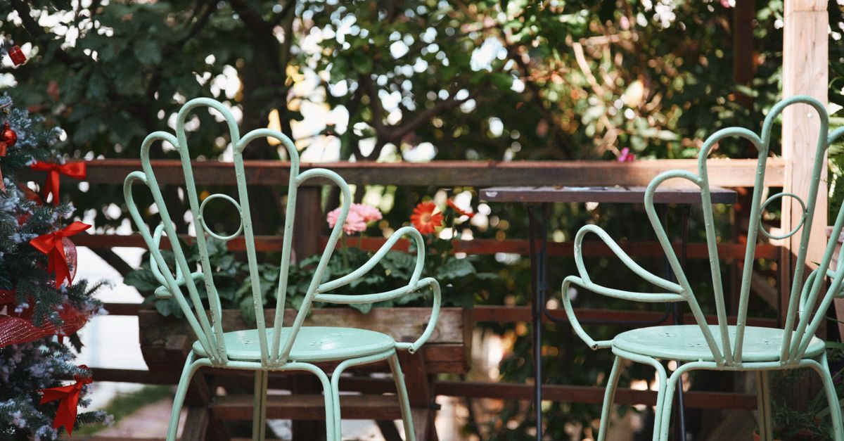 chaise en métal et bois alliant robustesse industrielle et élégance naturelle pour un style unique et durable.