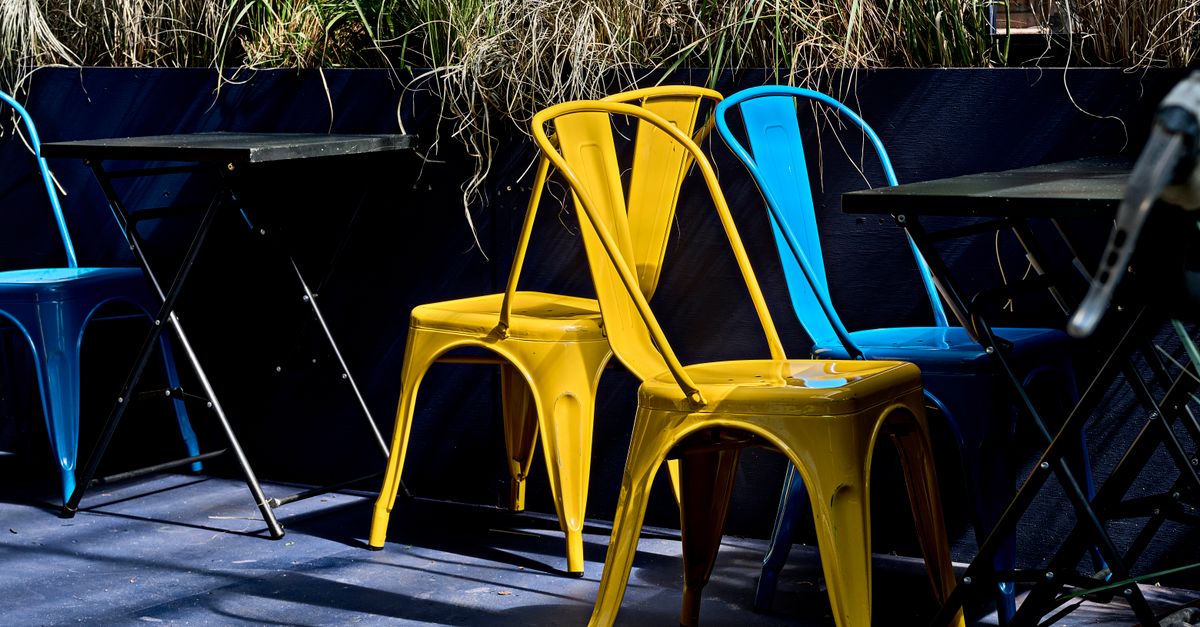 chaise d'extérieur en métal : robuste, résistante aux intempéries et élégante, idéale pour votre jardin ou terrasse.