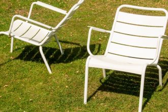 chaise en métal d'extérieur, idéale pour votre jardin ou terrasse, alliant robustesse et design moderne pour un confort durable en plein air.